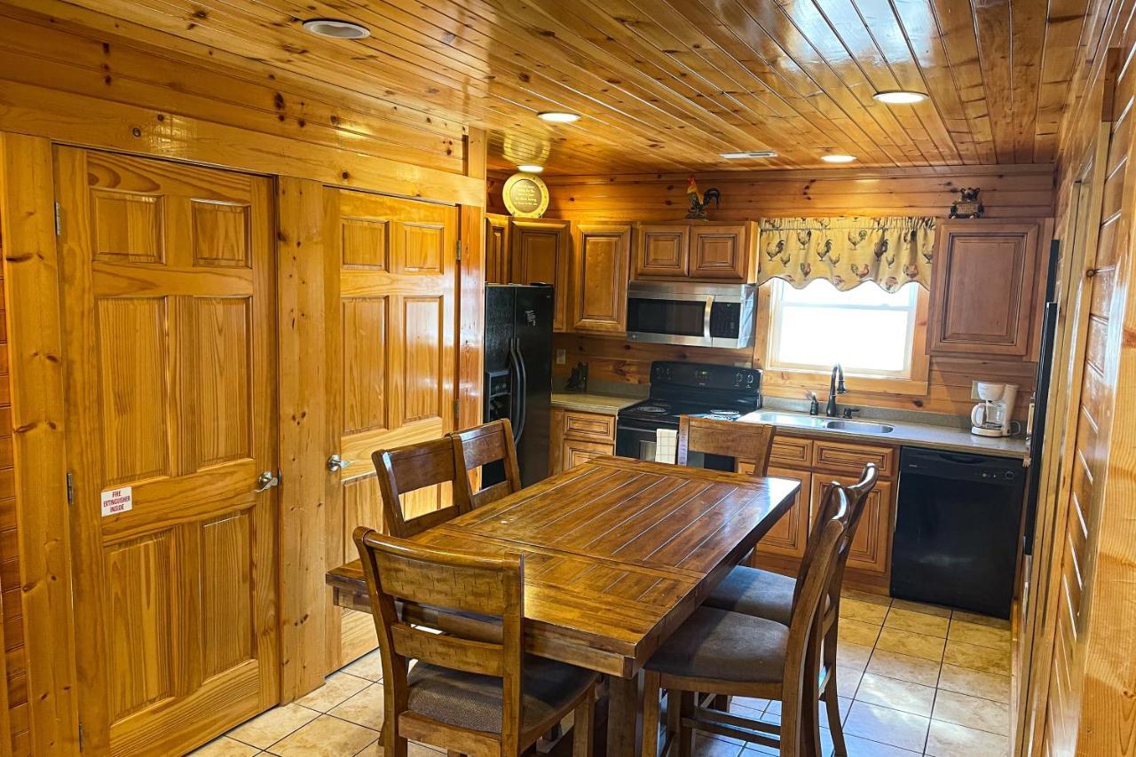 Black Bear Hideaway Cabin Gatlinburg Exterior photo