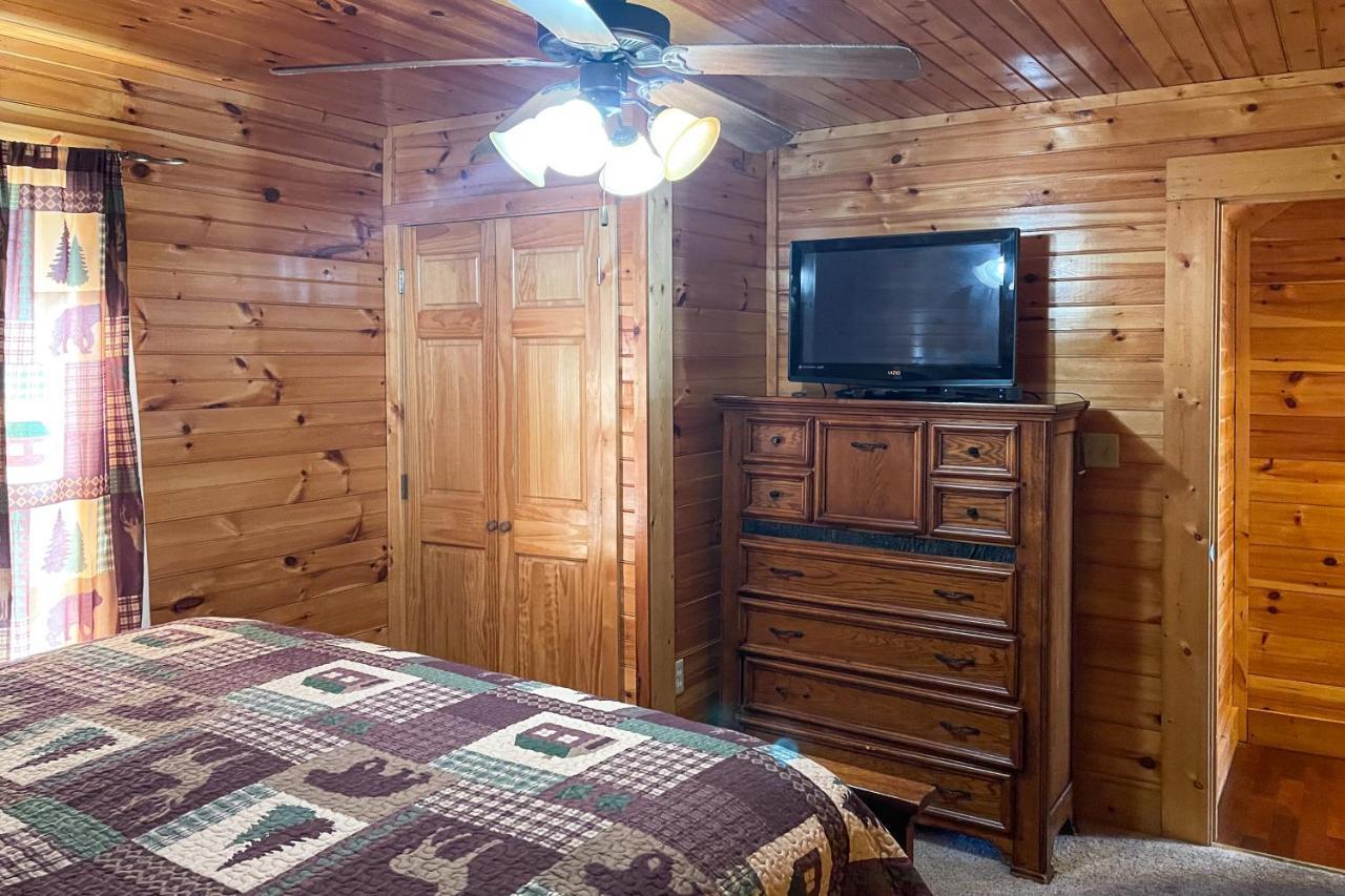 Black Bear Hideaway Cabin Gatlinburg Exterior photo