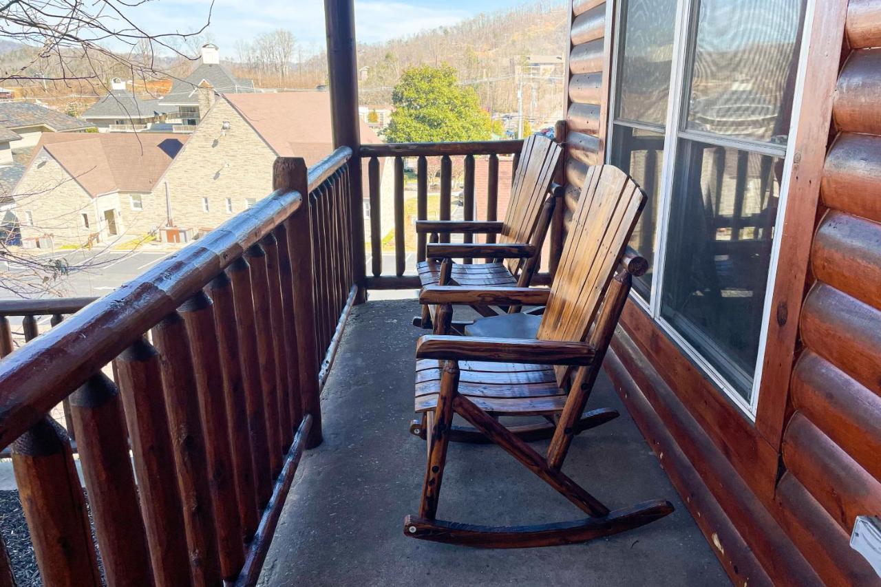 Black Bear Hideaway Cabin Gatlinburg Exterior photo